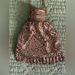 VINTAGE WHITING & DAVIS GOLD ALUMESH EXPANDABLE OPENING CLUTCH W/ MIRROR - USA